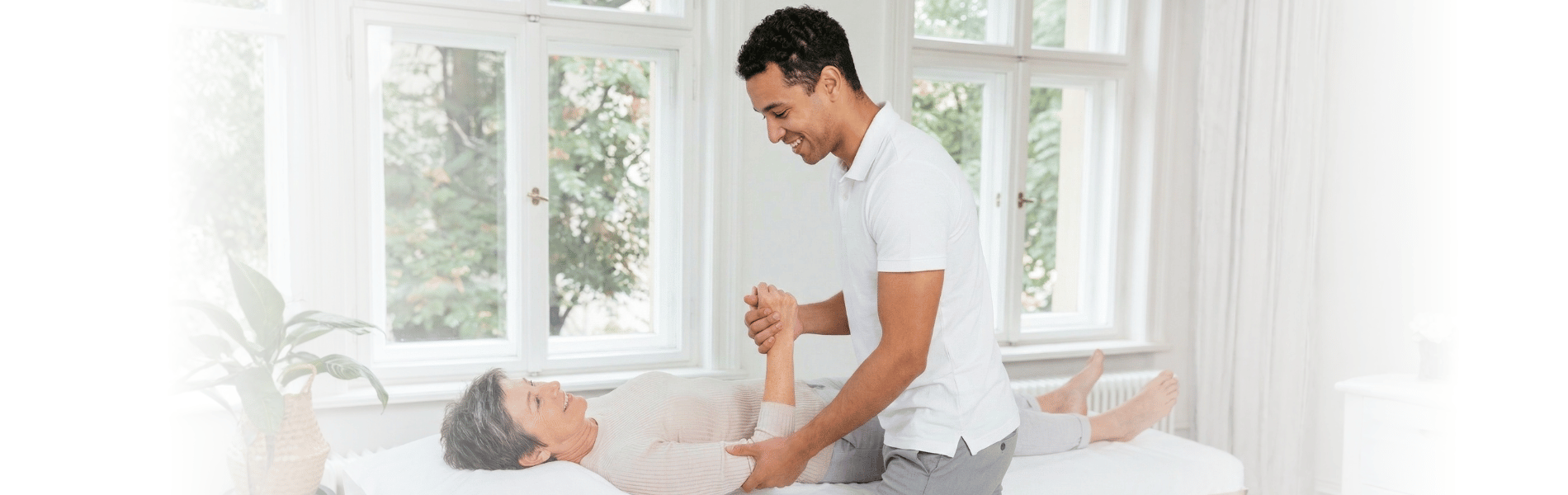 Therapeut behandelt Patient individuell zu Hause
