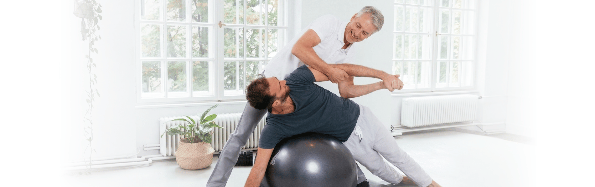 Physiotherapeut führt Behandlung beim Patienten durch