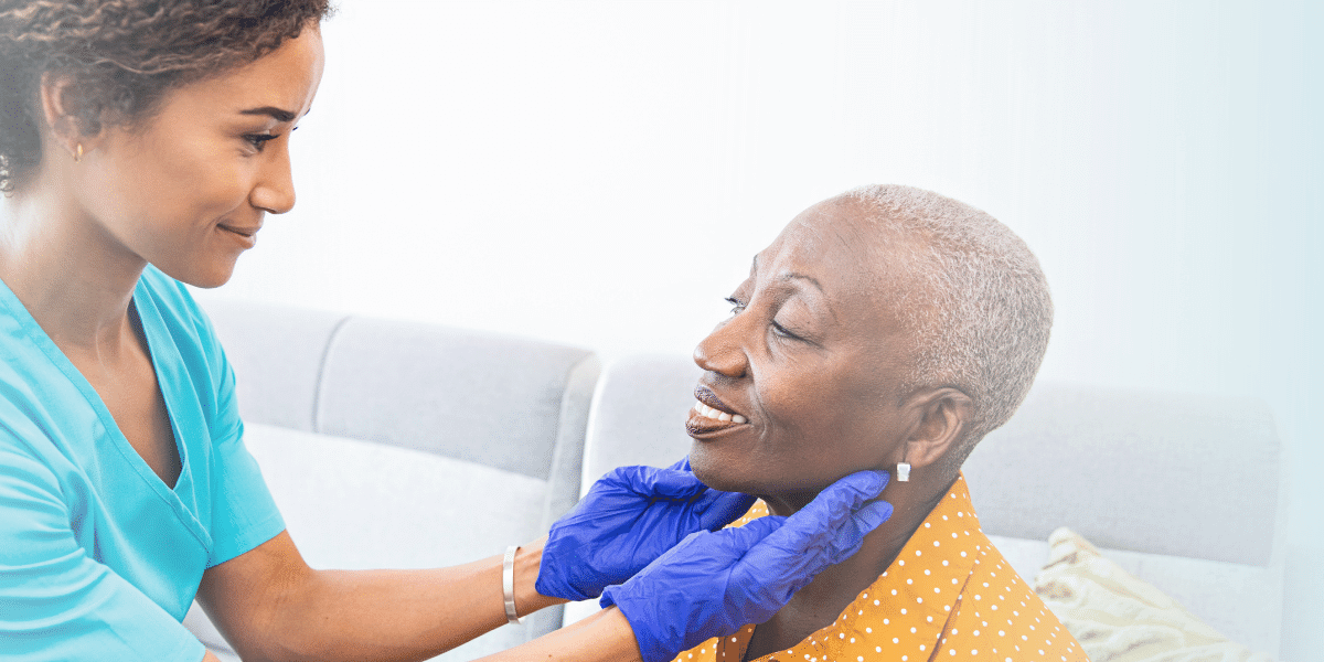 Physiotherapeutin behandelt eine Patientin nach Lymphknotenentfernung