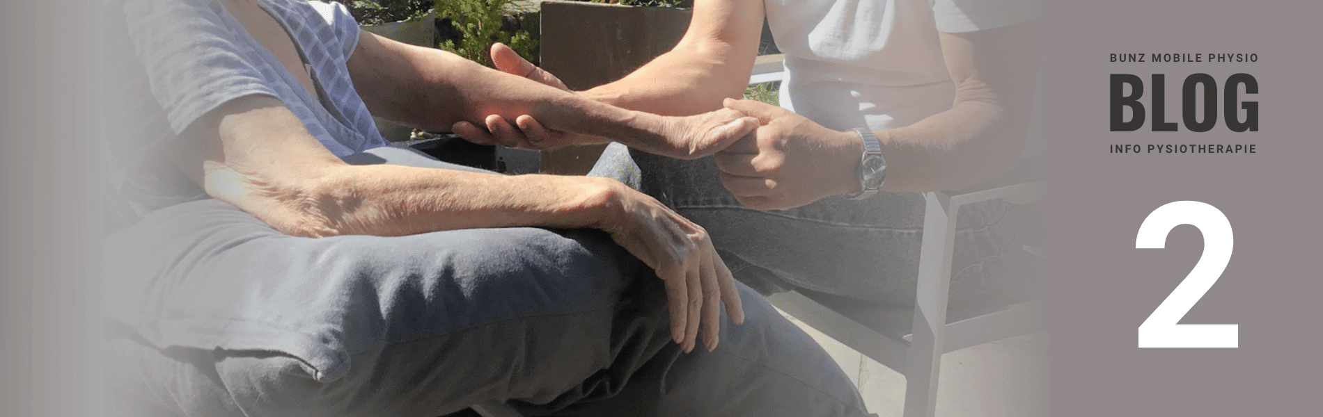 Ältere Person und Physiotherapeutin machen im Sitzen leichte Übungen – Blogpost 2