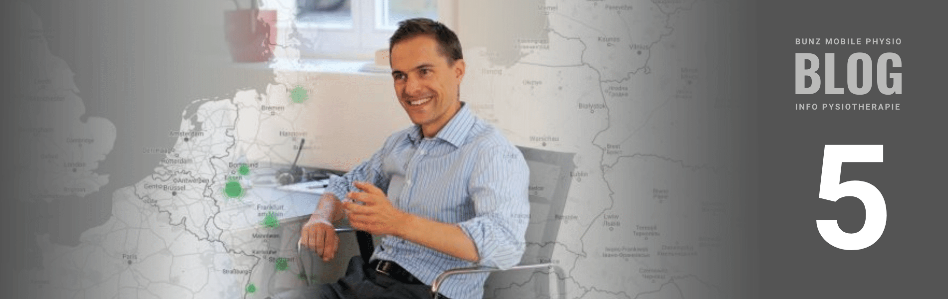 Gründer von Bunz mobile Physio, im Bürostuhl vor transparent dargestellter Landkarte – Blogpost 5