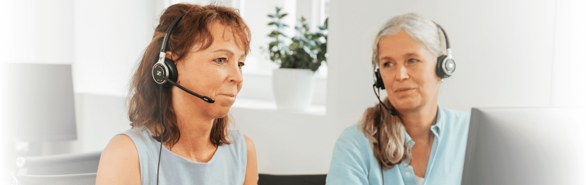 Zwei Kundenbetreuerinnen von Bunz mobile Physio mit Headset