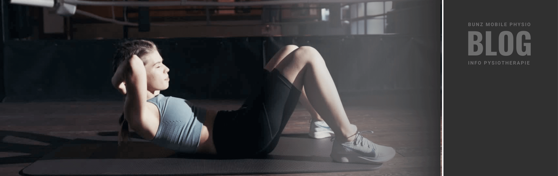 Das Bild zeigt eine Sportlerin beim Bauchmuskeltraining.
